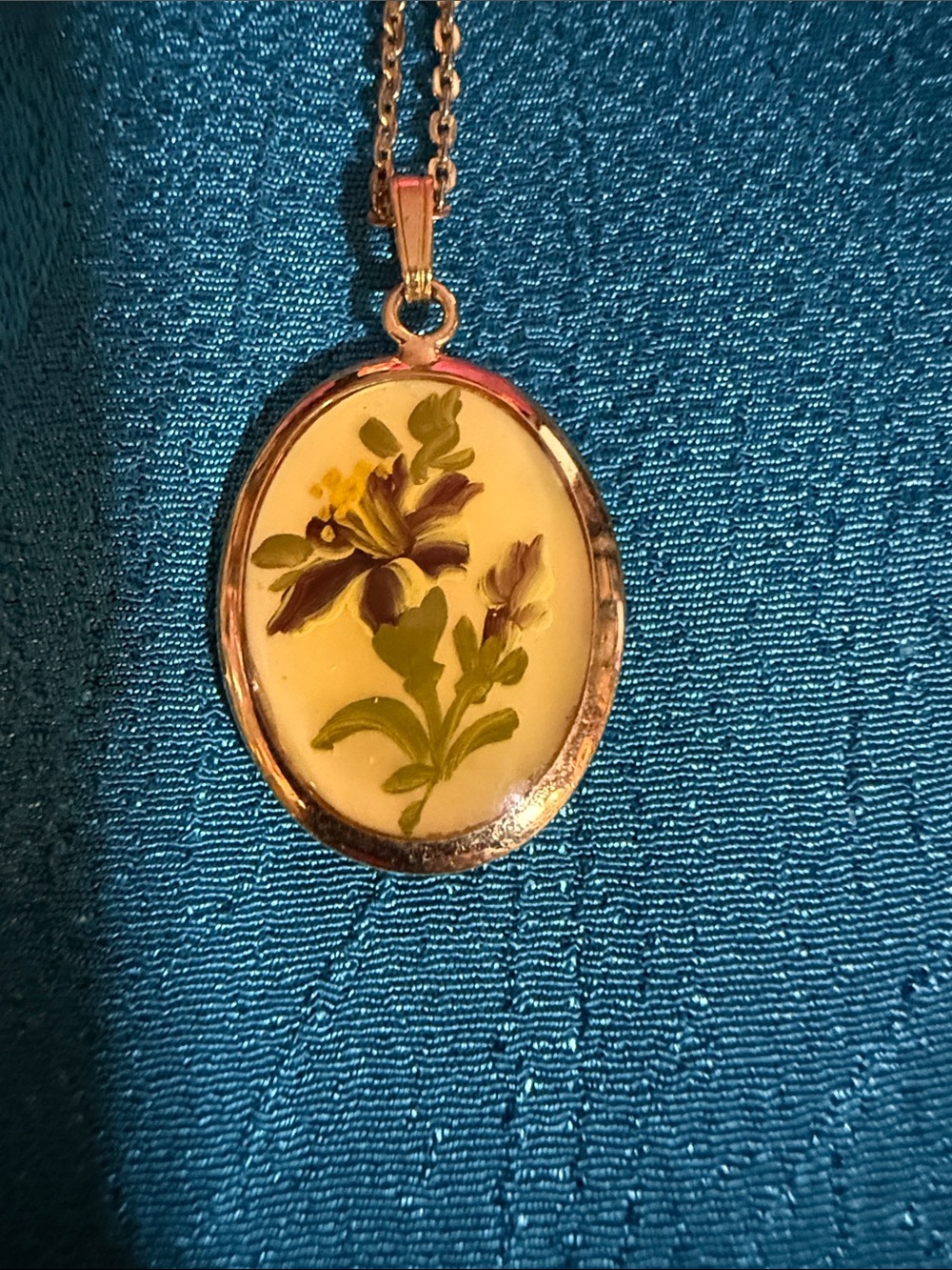 Vintage Floral Oval Pendant Necklace - Gold Tone with Cream Floral Inlay